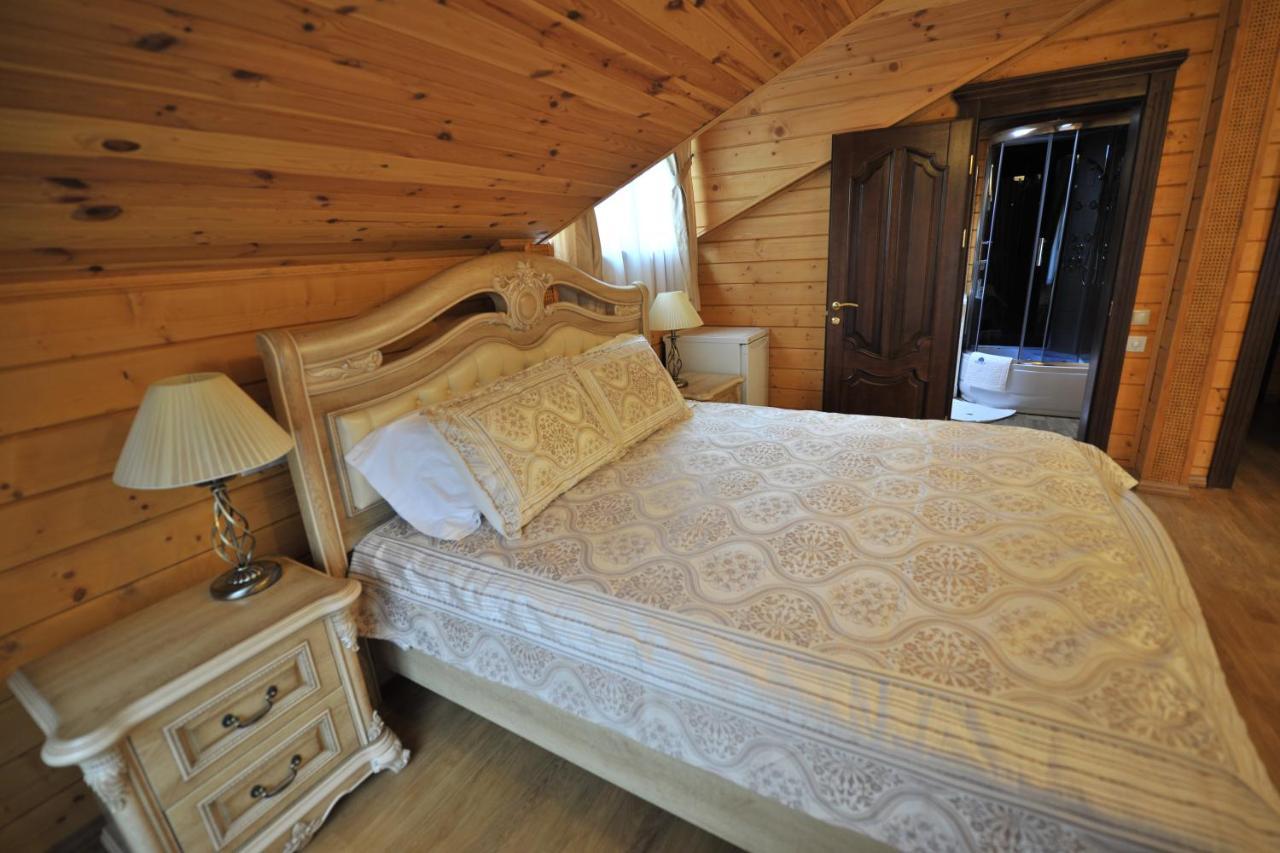 Комплекс Відпочинку Goldfіsh Сlub Guest House Babintsy Ngoại thất bức ảnh